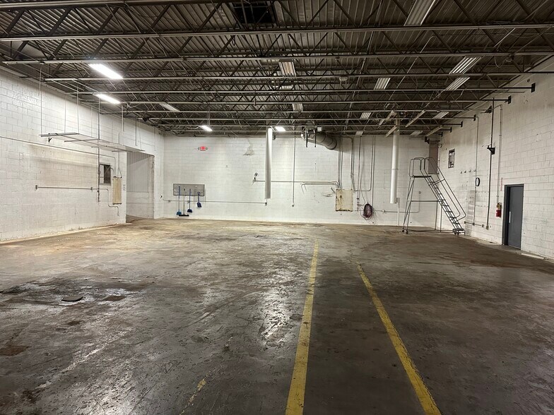 More Photos Of 2425 Burnside St, Knoxville Distribution For Sale