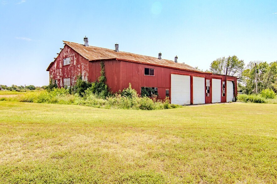 More Photos Of 18400 E B Hwy, Sheldon Flex For Sale