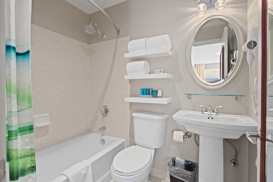 More Photos Of 2301 3rd Ave, Seattle Hotel For Sale