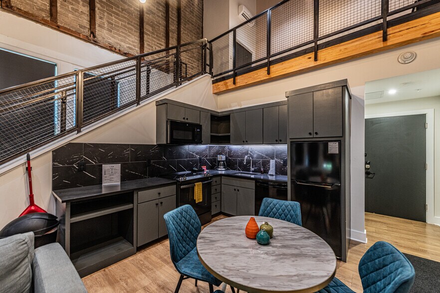 More Photos Of 1405 S Flores St, San Antonio Storefront Retail Residential For Sale