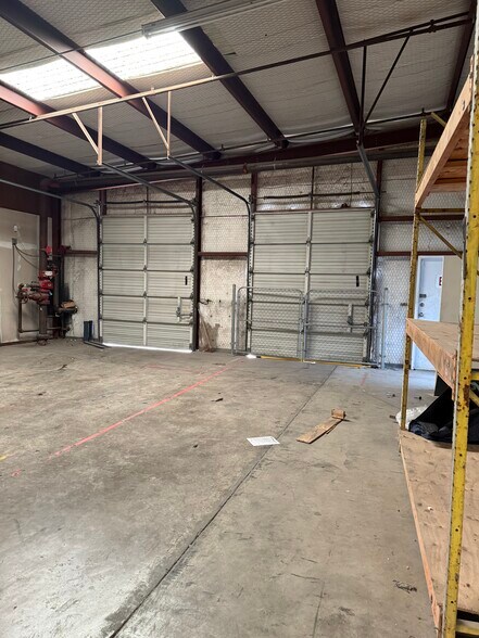 More Photos Of 10931 Dennis Rd, Dallas Industrial For Sale