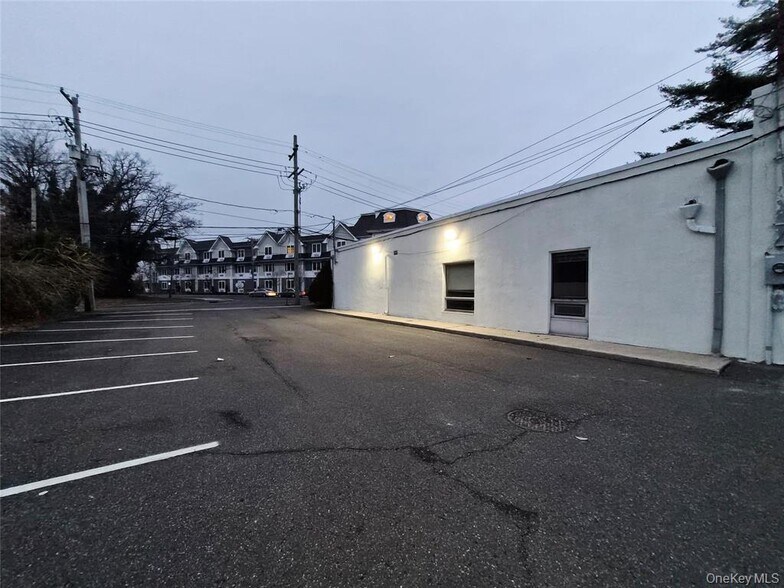 More Photos Of 121 W Oak St, Amityville Office For Sale