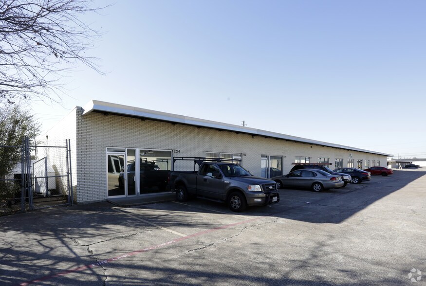 More Photos Of 9990 Monroe Dr, Dallas Showroom For Lease