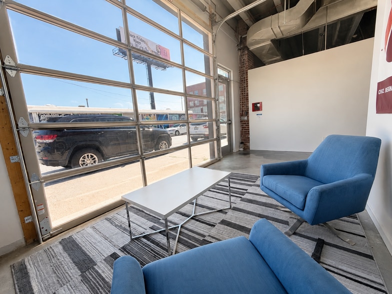 More Photos Of 1625-1627 Oak St, Kansas City Storefront Retail Office For Lease