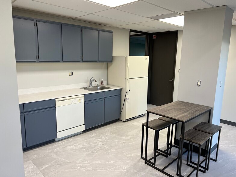 More Photos Of 6895 Telegraph Rd, Bloomfield Hills Office For Lease