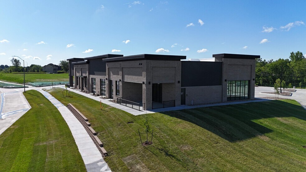 More Photos Of 10100 Plum Dr, Urbandale Restaurant For Lease
