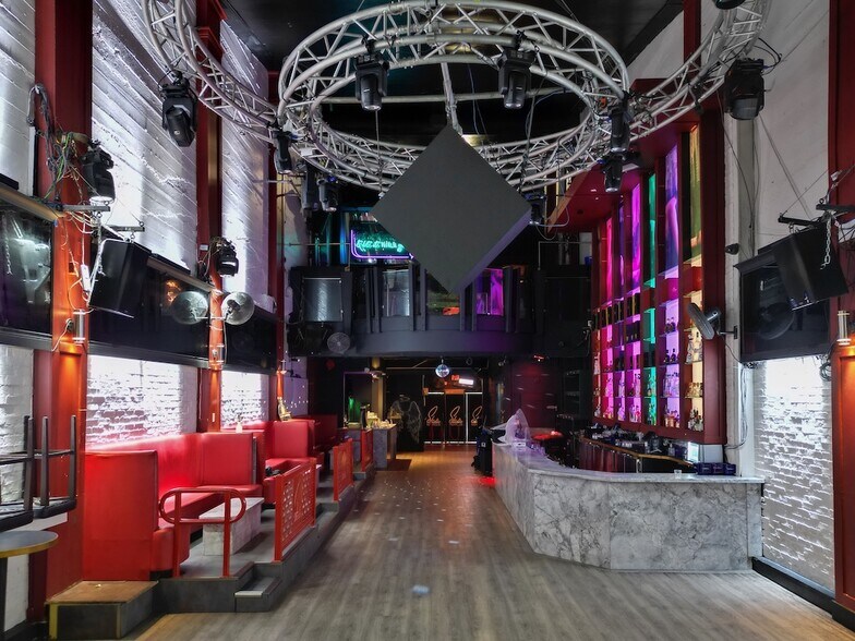 More Photos Of 919 Granville St, Vancouver Storefront For Sale