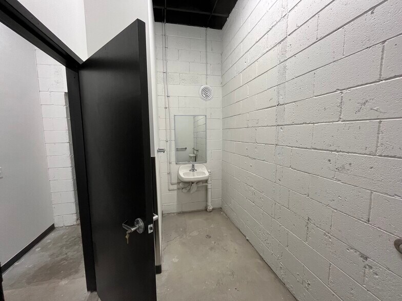 More Photos Of 18911-18931 W 7 Mile Rd, Detroit Storefront For Lease