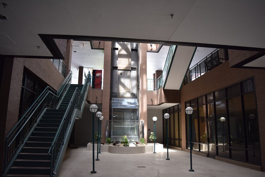 More Photos Of 2000 Powers Ferry Rd SE, Marietta Office For Sale