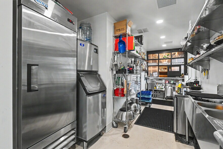 More Photos Of 40 E Main St, Lexington Storefront Retail Office For Lease