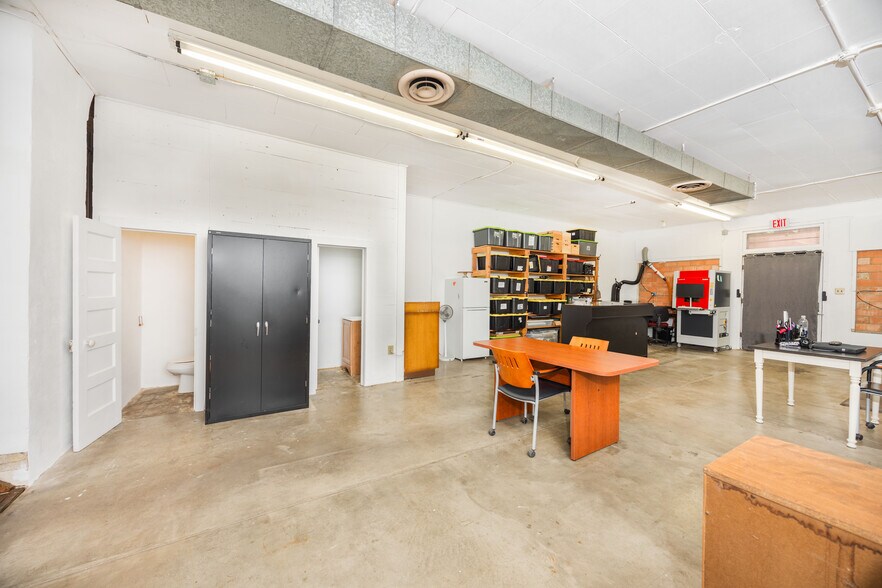 More Photos Of 1118 18th St, Hondo Storefront For Sale