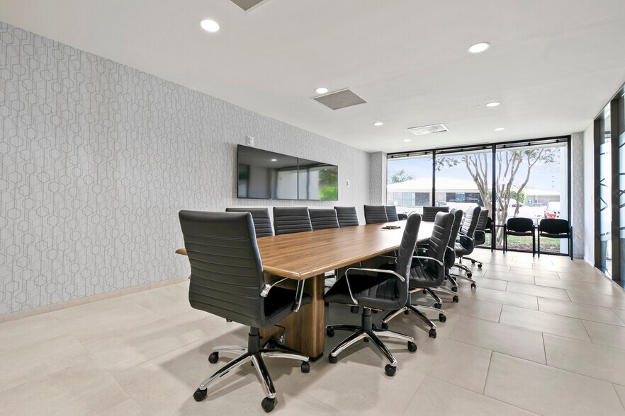 More Photos Of 624 Six Flags Dr, Arlington Office For Lease