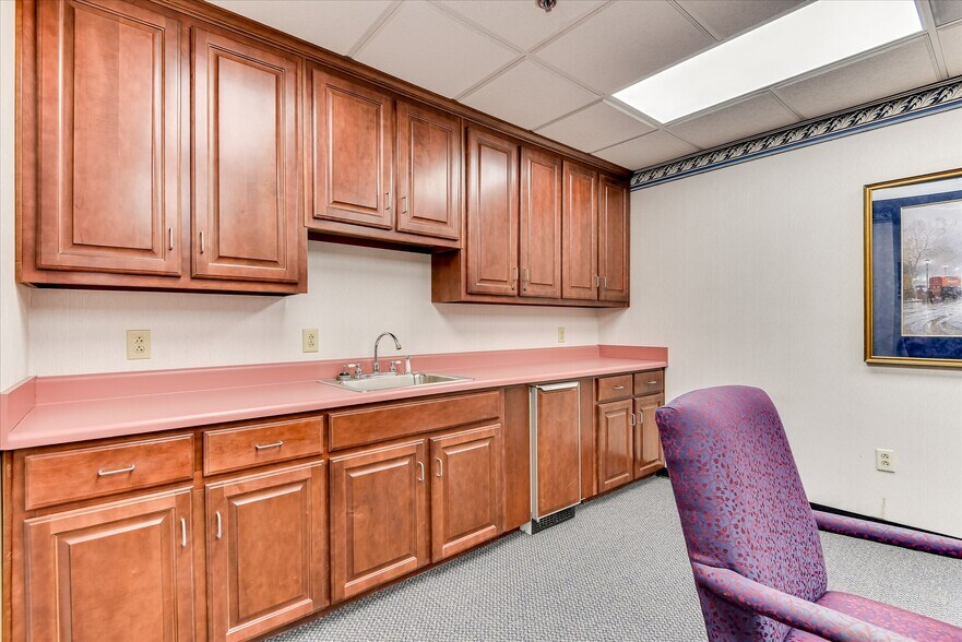 More Photos Of 1089 Augusta Rd, Warrenville Office For Lease