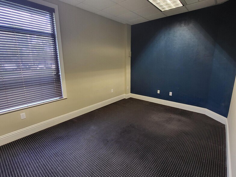 More Photos Of 1575 Pine Ridge Rd, Naples General Retail For Lease