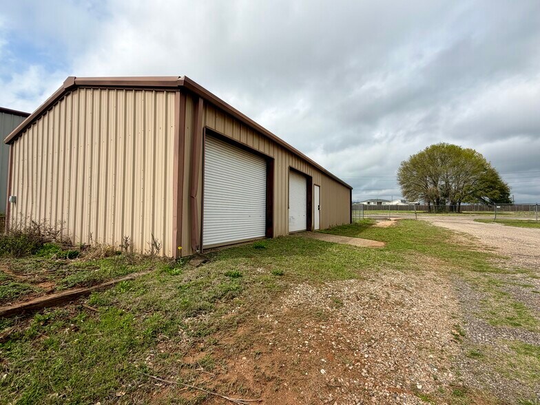 More Photos Of 2000 E Murchison St, Palestine Light Manufacturing For Sale