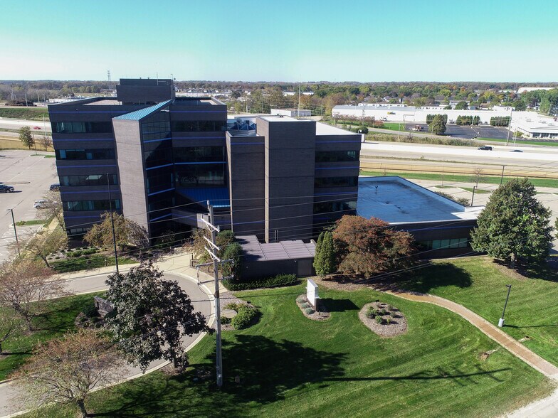 More Photos Of 55 Jewelers Park Dr, Neenah Office For Lease