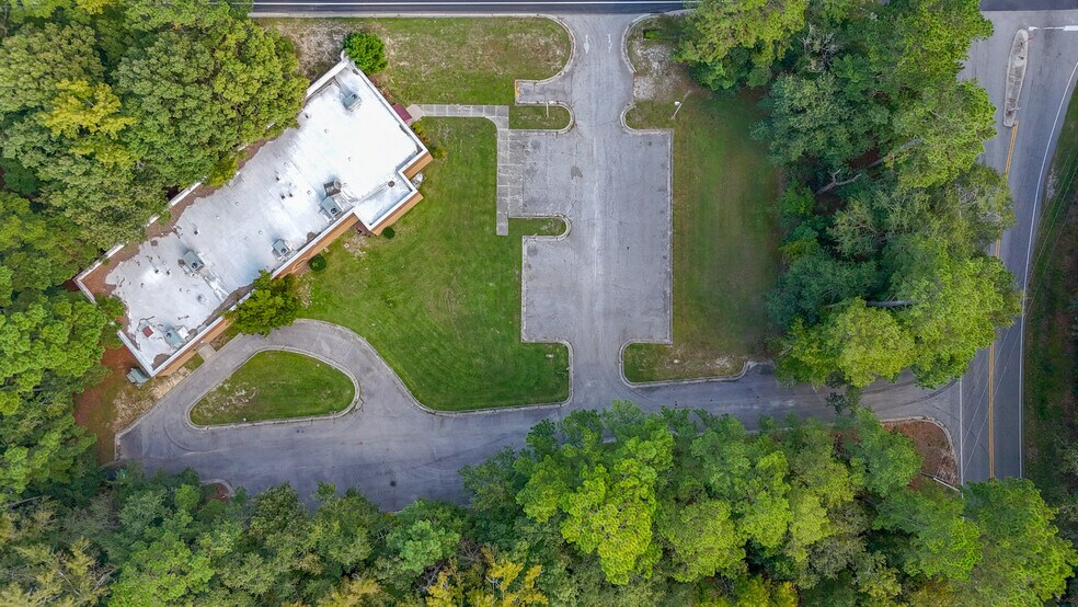 More Photos Of 1212 S Walnut St, Fairmont Medical For Sale