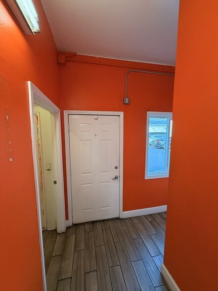 More Photos Of 333 W 17th St, Santa Ana Freestanding For Lease