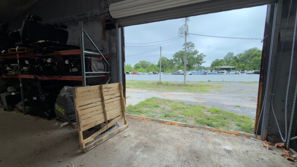 More Photos Of 2800 Delano St, Pensacola Warehouse For Lease