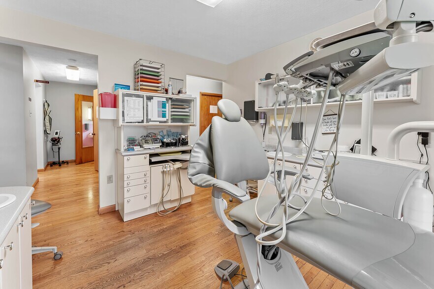 More Photos Of 711 N Pike St, Grafton Office For Sale