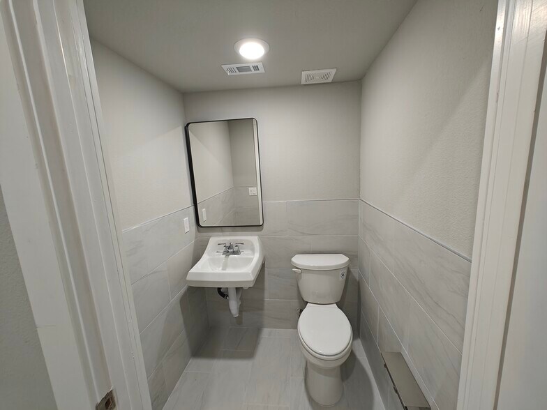 More Photos Of 701 E 1st St, Prosper Office For Sale