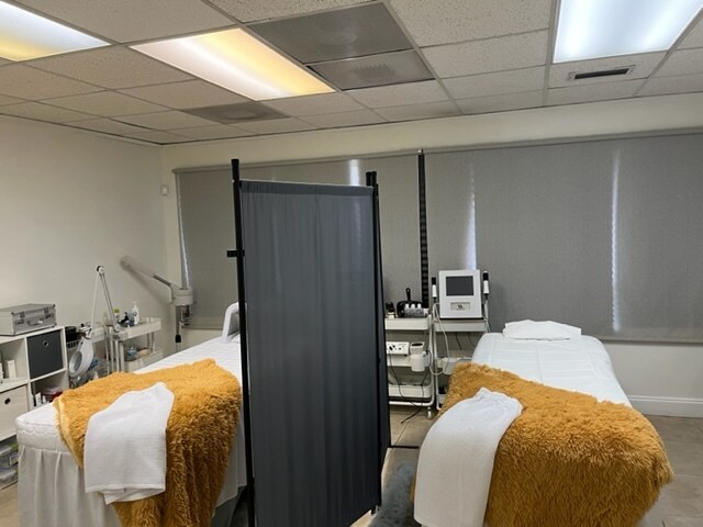 More Photos Of 2441 NW 93rd Ave, Miami Showroom For Sale