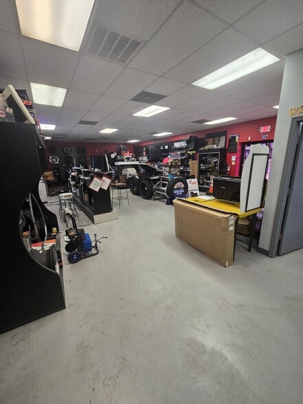 More Photos Of 13402 Western Oak Dr, Helotes Warehouse For Lease