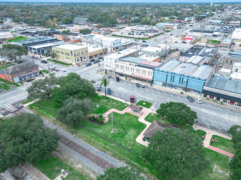 More Photos Of 101 E Monseratte St, El Campo Storefront For Sale