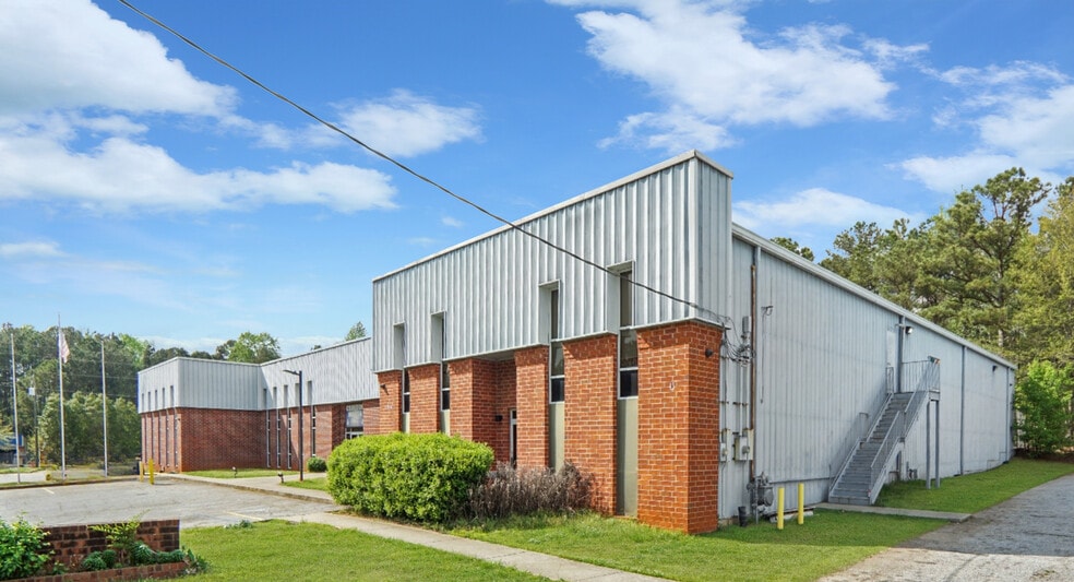 More Photos Of 1560 Commercial Ct, Jonesboro Office For Sale