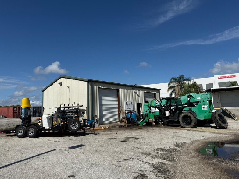 More Photos Of 325 Rand Yard Rd, Sanford Warehouse For Lease