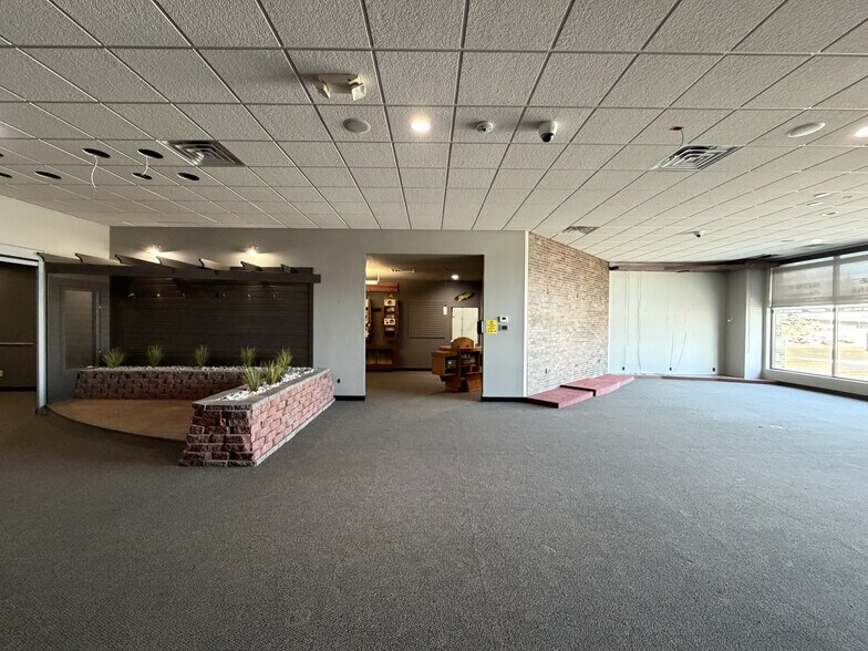 More Photos Of 2306 Clydesdale Dr, Bismarck Storefront For Lease