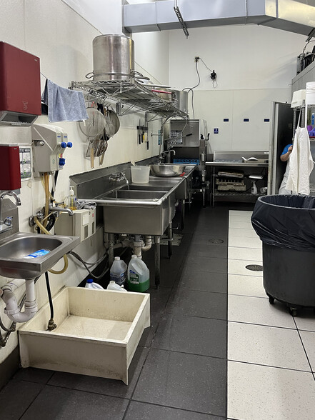 More Photos Of 501 E Lake St, Minneapolis Storefront Retail Office For Sale