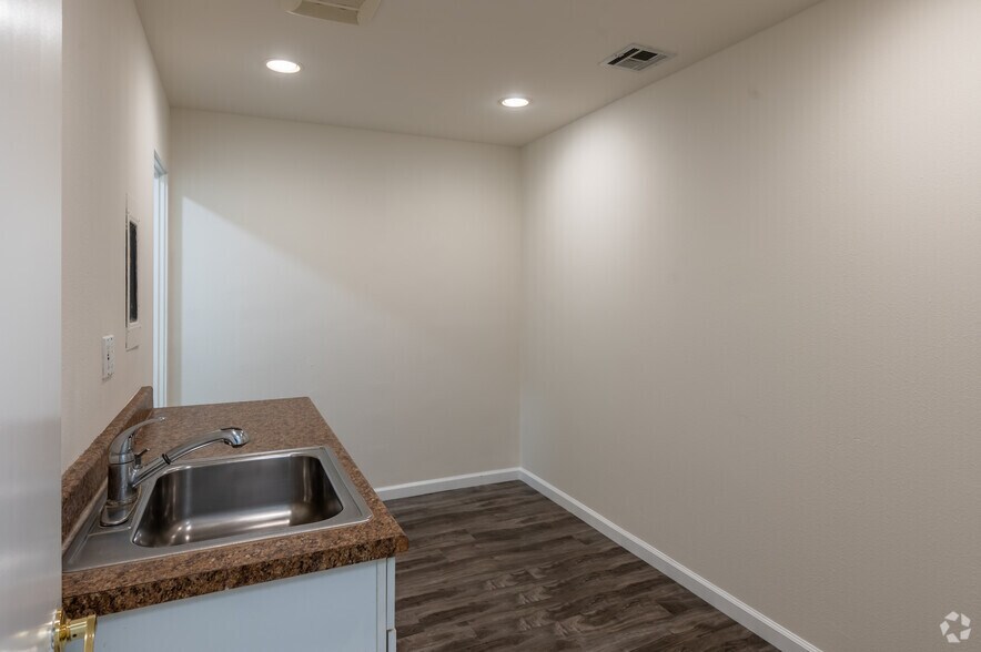 More Photos Of 13362 Newport Ave, Tustin Unknown For Lease