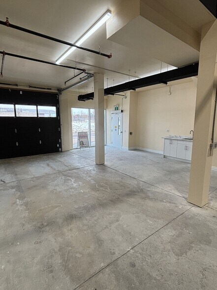 More Photos Of 587 Hanlon Creek Blvd, Guelph Showroom For Lease