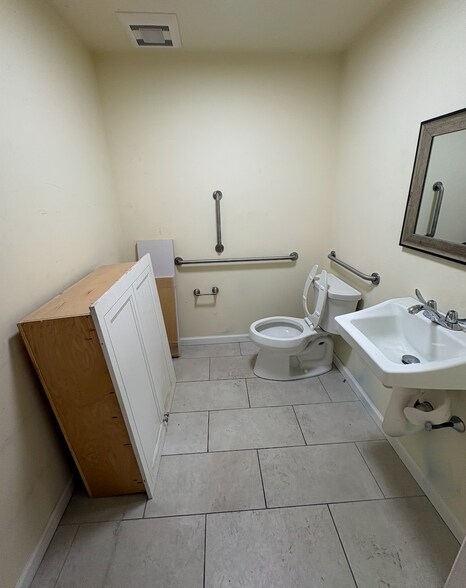 More Photos Of 10 Marble Ave, Pleasantville Bar For Lease