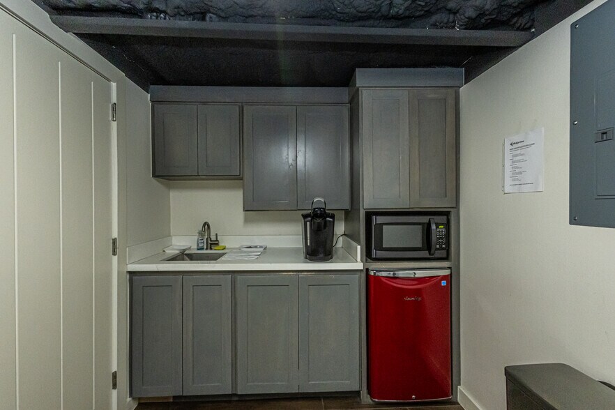 More Photos Of 302 Crossroads St, Laredo Office For Lease