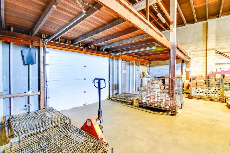 More Photos Of 4918 Napier St, Port Alberni Flex For Sale