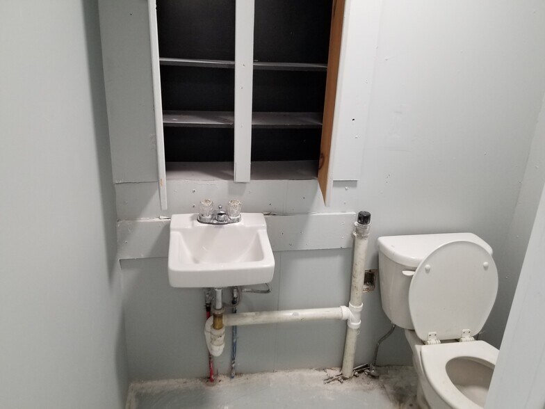 More Photos Of 22 Van Buren Ave, Floral Park Warehouse For Lease