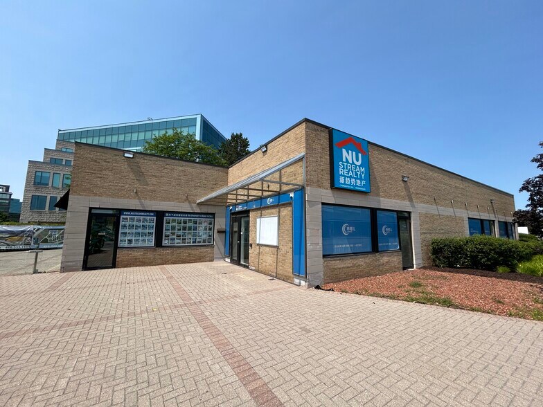 More Photos Of 140 York Blvd, Richmond Hill Restaurant For Lease
