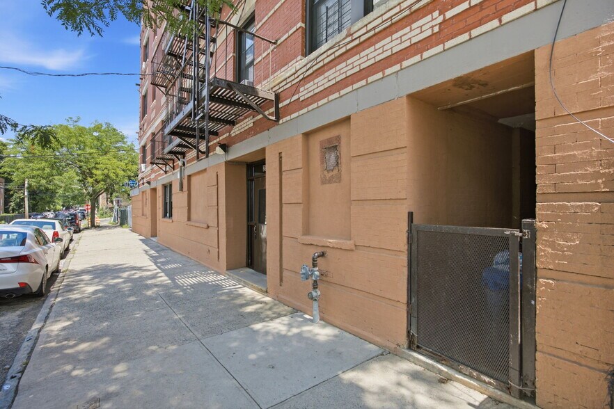 More Photos Of 258 Woodworth Ave, Yonkers Apartments For Sale