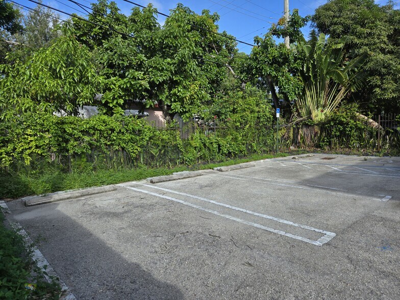 More Photos Of 7320 Biscayne Blvd, Miami Storefront Retail Office For Lease