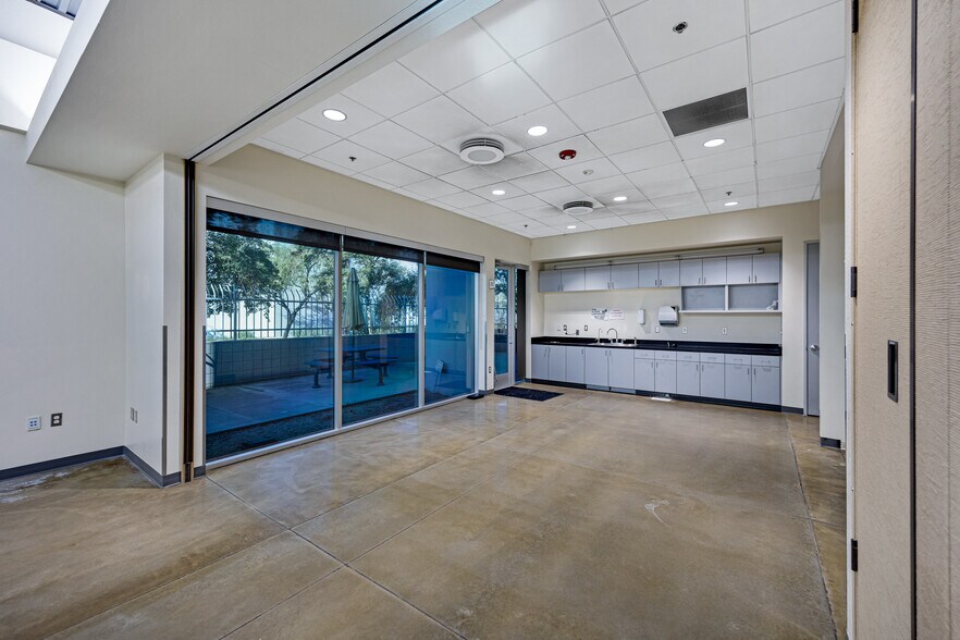 More Photos Of 1850 E Riverview Dr, Phoenix Manufacturing For Sale