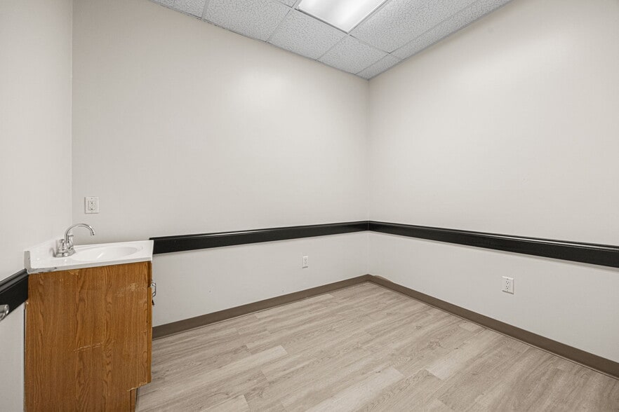 More Photos Of 8777 S Gessner Dr, Houston Freestanding For Lease