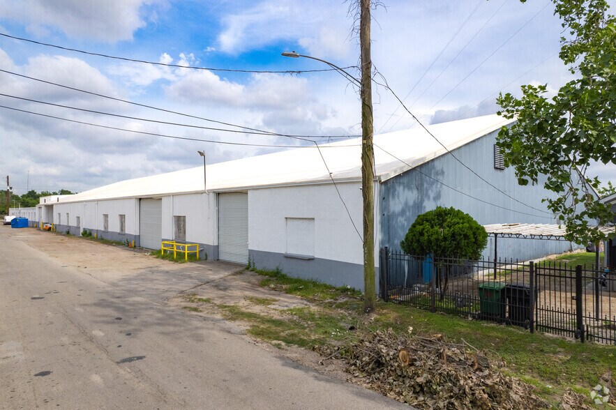 More Photos Of 5025 Jensen Dr, Houston Warehouse For Lease