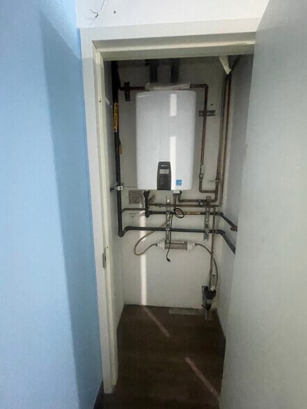 More Photos Of 2813 Ditmars Blvd, Astoria Storefront Retail Residential For Lease