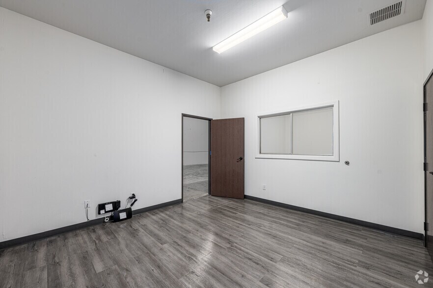 More Photos Of 4802 Littlejohn St, Baldwin Park Warehouse For Lease