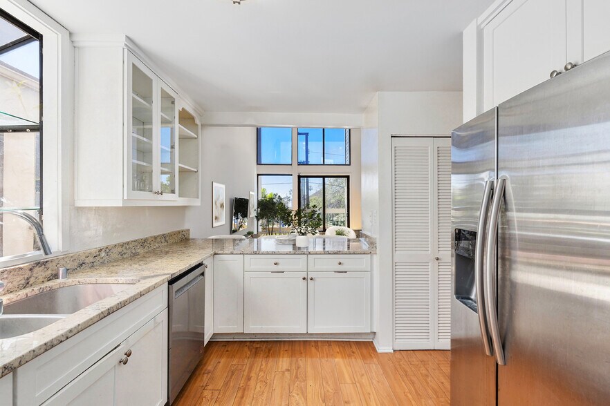 More Photos Of 1908-1910 Pacific Ave, Venice Apartments For Sale