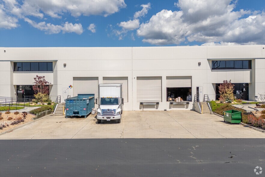 More Photos Of 15041 Bake Pky, Irvine Distribution For Lease