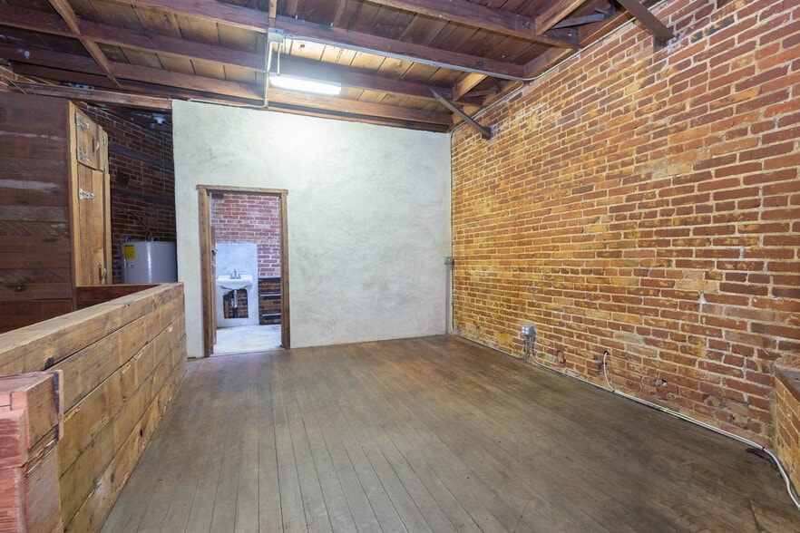 More Photos Of 5000 W Adams Blvd, Los Angeles Showroom For Lease