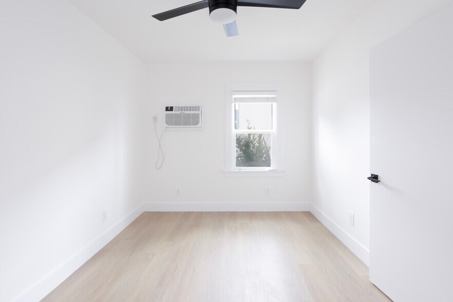 More Photos Of 2008-2020 Strongs Dr, Venice Apartments For Sale